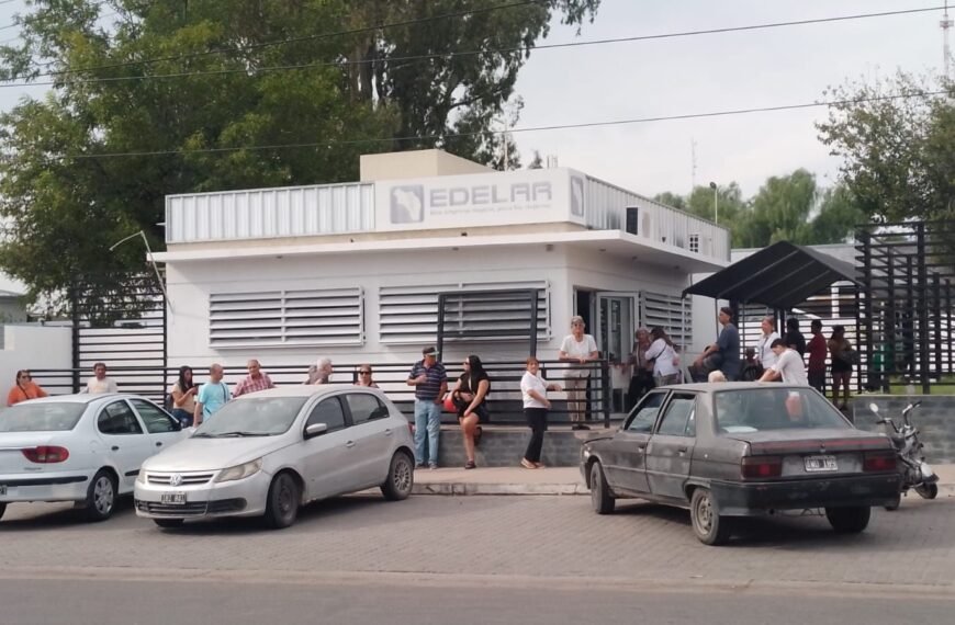 Largas filas de usuarios en Edelar tras el freno a los enormes aumentos de Aguas Riojanas