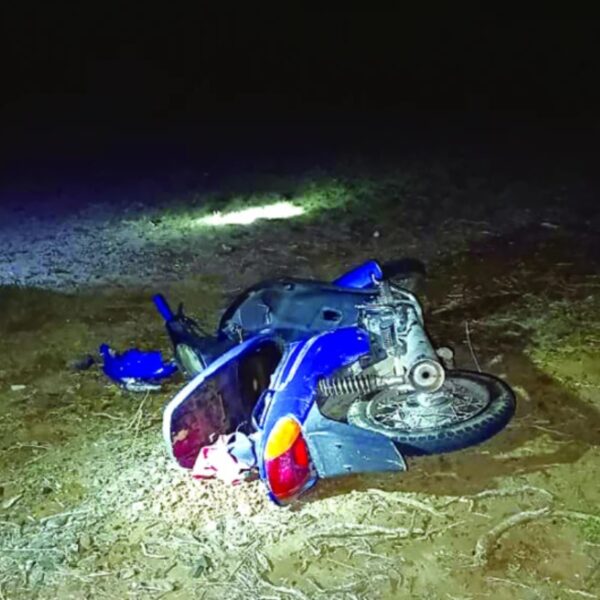 Tres chicas en una moto cayeron al asfalto por un bache por ruta 79, y una falleció