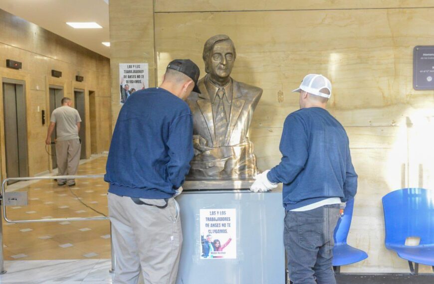 El Gobierno retiró el busto del ex presidente Néstor Kirchner de una oficina de la ANSES