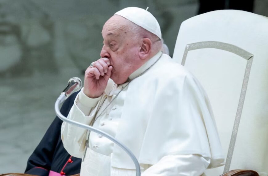 Piden unirse en oración por la salud del Papa Francisco: tiene “neumonía bilateral”