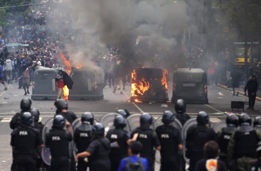 La marcha por los jubilados terminó con incidentes entre los barras y la policía, destrozos, heridos y 124 detenidos