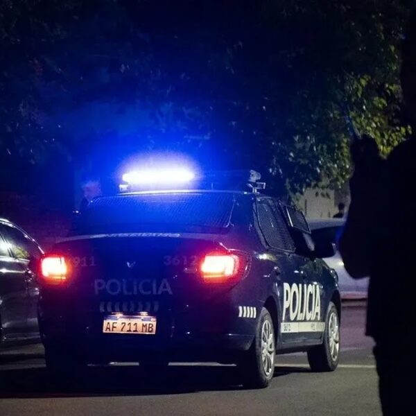 Contrató a una menor para que limpie su casa e intentó abusar de ella, pero un vecino escuchó los gritos y avisó a la policía