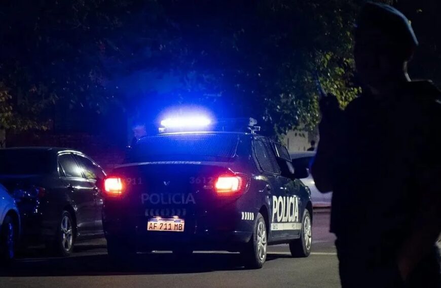 Contrató a una menor para que limpie su casa e intentó abusar de ella, pero un vecino escuchó los gritos y avisó a la policía
