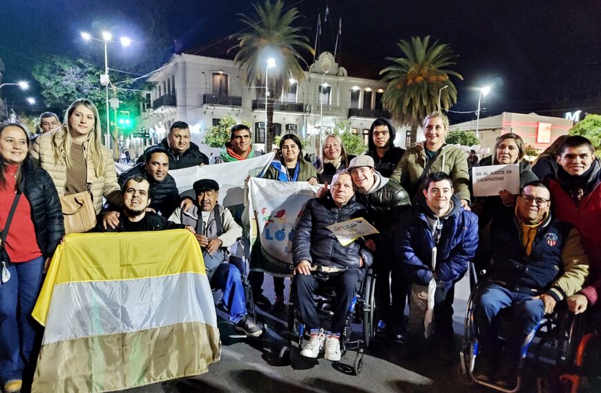 La protesta nacional por los recortes en el sector de la discapacidad se replicó en la Plaza 25 de Mayo, con apoyo del obispo Braida