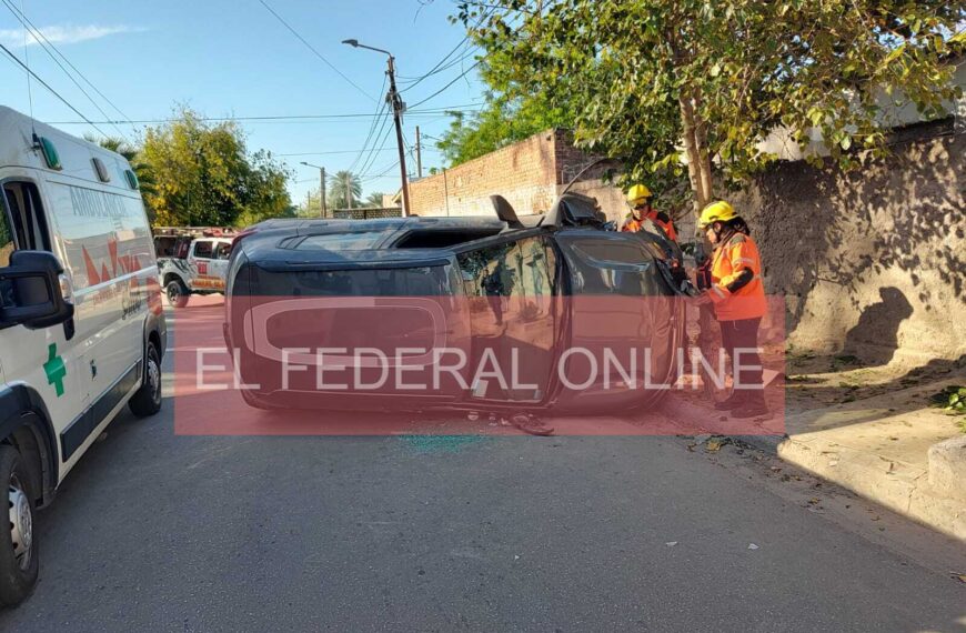 Un auto volcó sobre la calle Ecuador y una mujer tuvo que ser trasladada al hospital