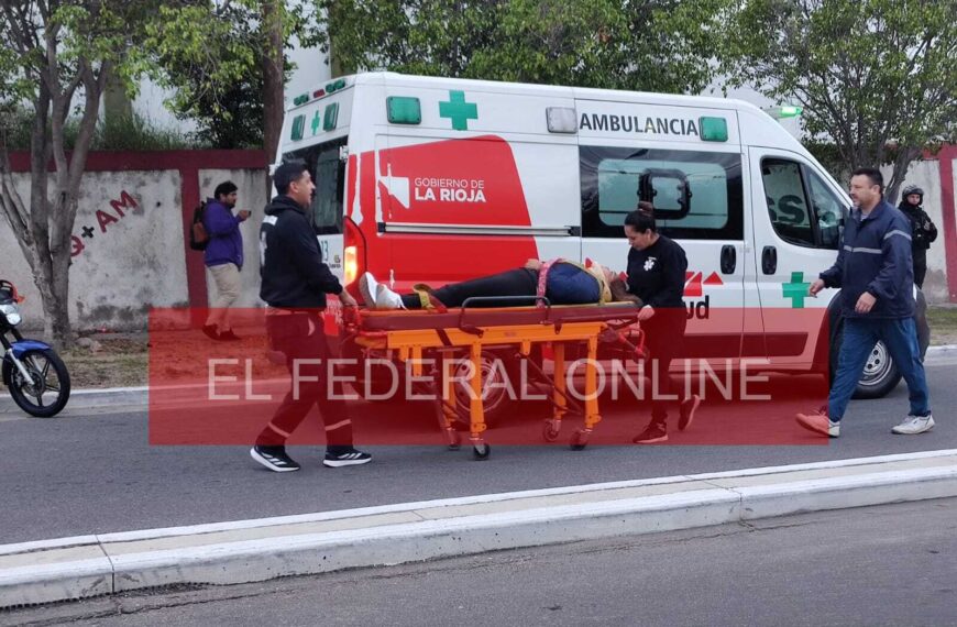 Mujer que circulaba en moto por la calle Cabo Primero Rodríguez sufrió el arrebato de su mochila y terminó hospitalizada