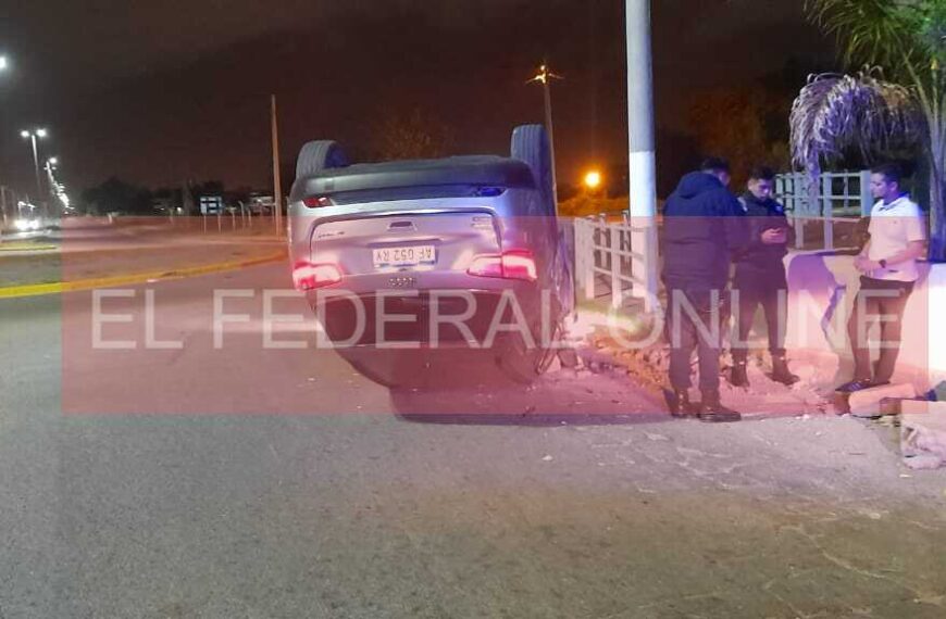 Volcó frente a MyM, dijo que perdió el control del auto por mirar el celular y se negó a hacer el test de acoholemia