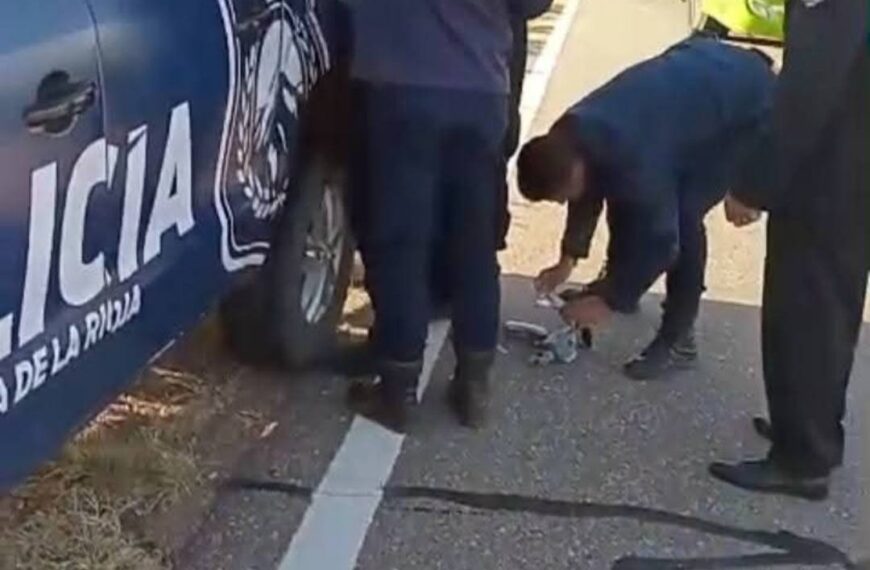 El video de un hombre que tuvo un brote psicótico: agredió a los choferes y a una mujer
