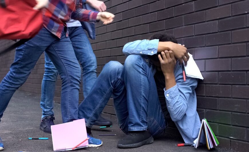 Un alumno de quinto grado intentó agredir a un compañero con una tijera en el cuello