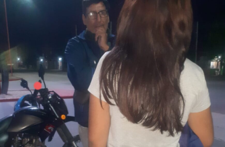 Una joven fue acosada por un hombre en bicicleta y al escapar, chocó con su moto contra un árbol y se desmayó