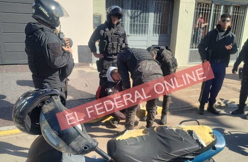 Lo frenaron para identificarlo en un control en la avenida 1 de Marzo y terminó detenido: tenía un arma