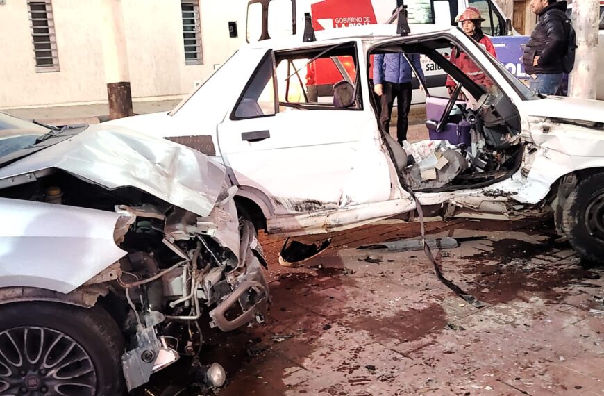 Dos autos chocaron en el barrio Evita y uno impactó contra una vivienda