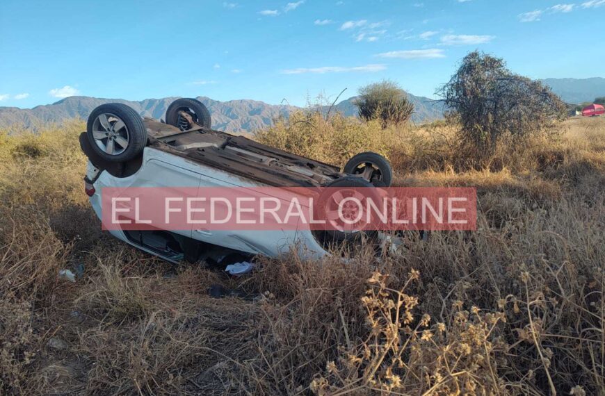 Encontraron abandonado un auto volcado y siguiendo huellas con sangre llegaron hasta la vivienda del propietario
