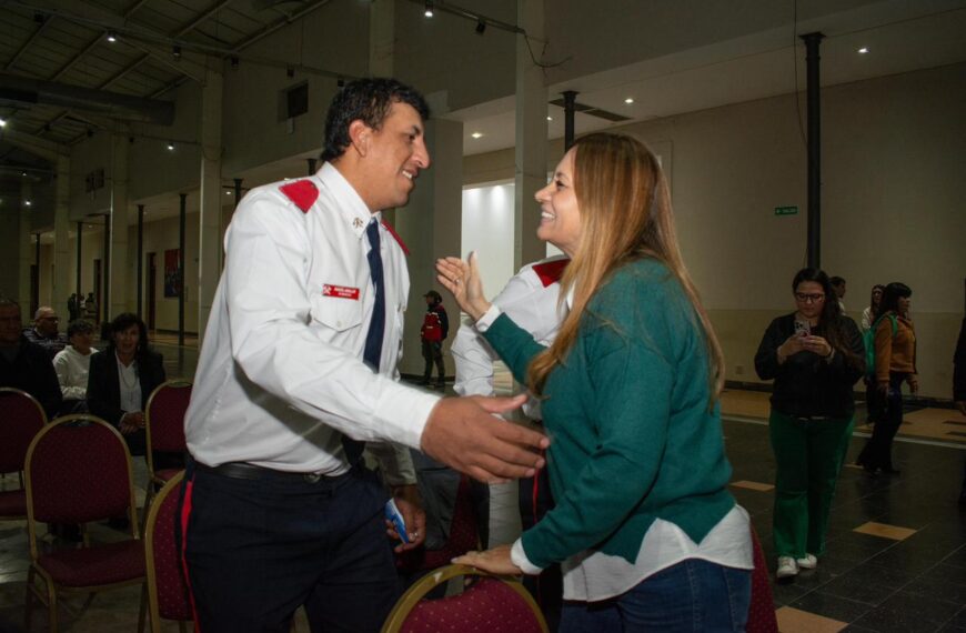 Teresita Madera saludó y reconoció a los nuevos bomberos voluntarios en su día