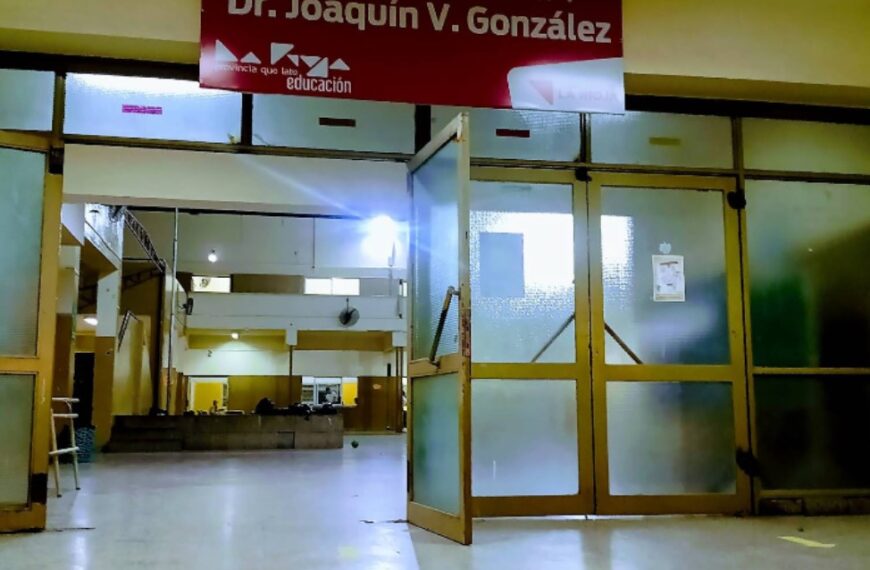 Un alumno del Colegio Nº1 agredió a un compañero y a un preceptor con un cuchillo: “el baño quedó manchado de sangre”