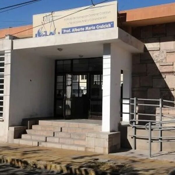 Denuncian a conocido profesor y periodista del Instituto Crulcich por supuesto acoso a alumnas