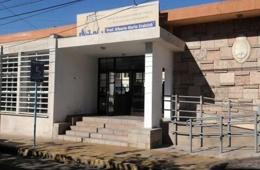 Denuncian a conocido profesor y periodista del Instituto Crulcich por supuesto acoso a alumnas