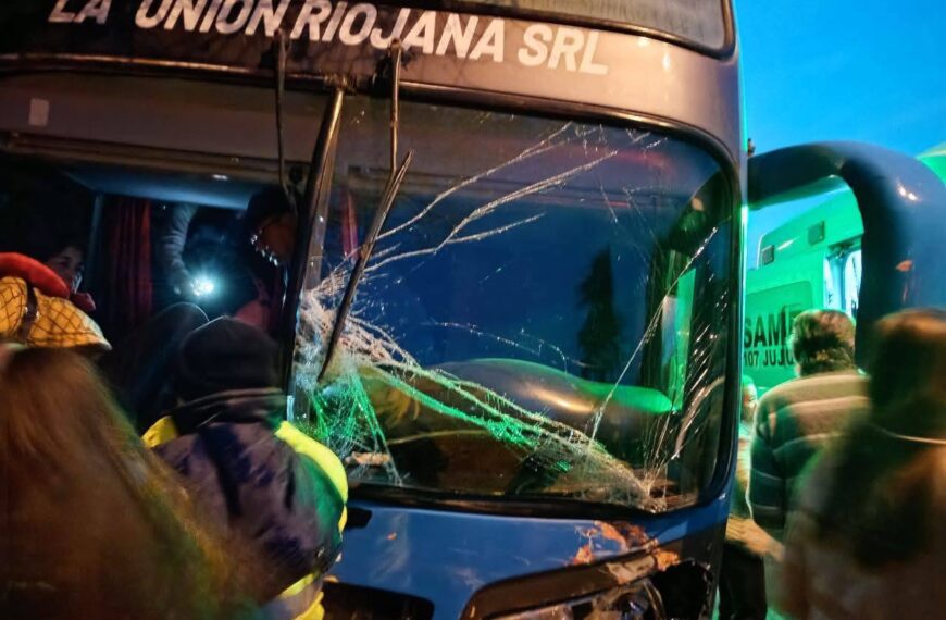 Un colectivo con adultos mayores de La Rioja se quedó sin frenos en Jujuy: un herido grave