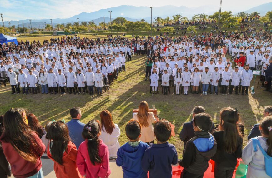 La Vicegobernadora Teresita Madera tomó la promesa de cuidado ambiental a 550 estudiantes de Chilecito