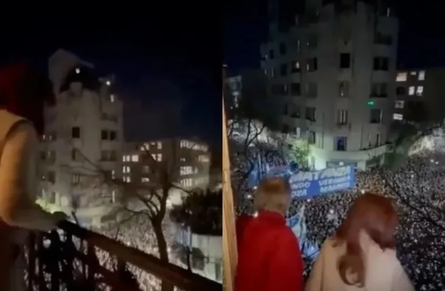 Cristina Kirchner saludó desde el balcón a una militancia que la aplaudió pese a la condena