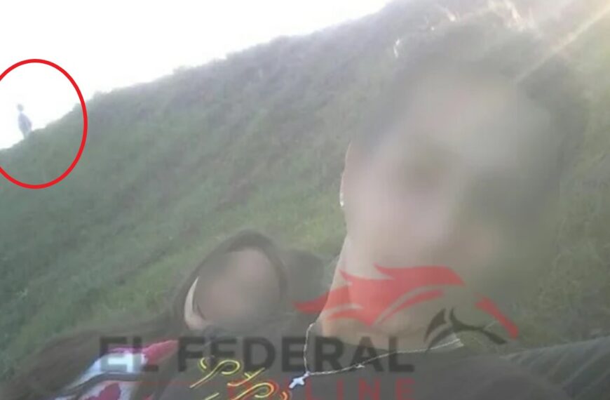 La extraña silueta que salieron en dos selfies que sacó un turista en Villa Unión: ¿qué es?