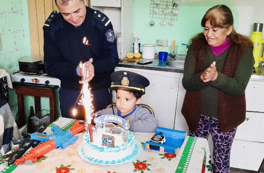Un gesto conmovedor: policías sorprendieron a un niño en su cumpleaños en el barrio San Vicente