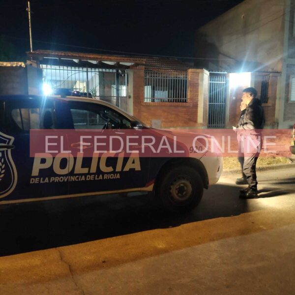 Motochorros fueron filmados robando a una mujer en el barrio Federación 1
