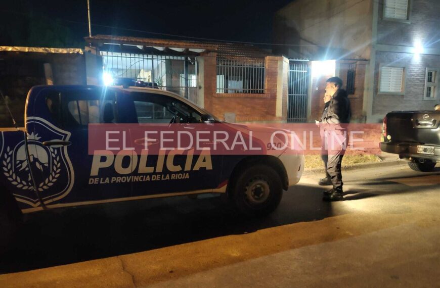 Motochorros fueron filmados robando a una mujer en el barrio Federación 1
