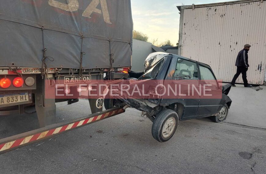 Camión de gran porte intentó girar en U en la avenida Ramírez de Velasco, chocó un poste de luz y arrastró 100 metros a un Fiat 1
