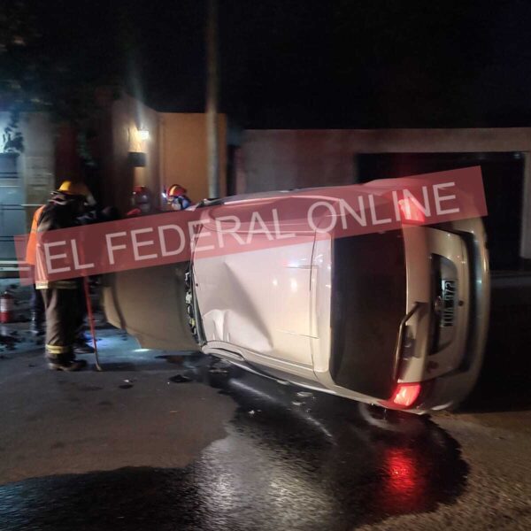 Violento vuelco en plena ciudad: chocó un poste, un árbol y terminó con el auto dado vuelta