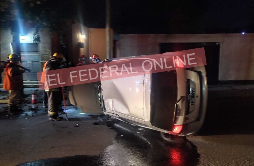 Violento vuelco en plena ciudad: chocó un poste, un árbol y terminó con el auto dado vuelta