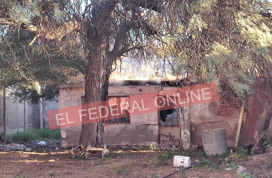 Incendio devastador en una vivienda: un hombre sufrió quemaduras, se derrumbó el techo y perdió todo