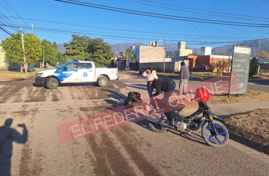 Violento siniestro en moto: mujer convulsionó, cayó al asfalto y sufrió graves heridas