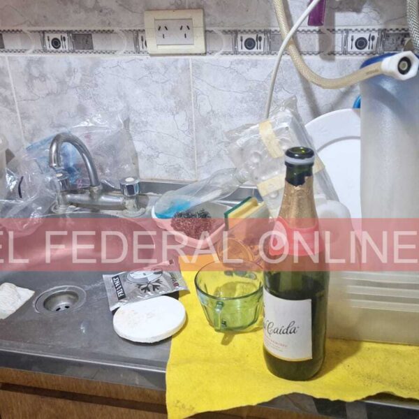 Desvalijaron una vivienda en barrio Urbano 4: tuvieron tiempo de tomarse una sidra y ducharse, y se llevaron hasta el inodoro