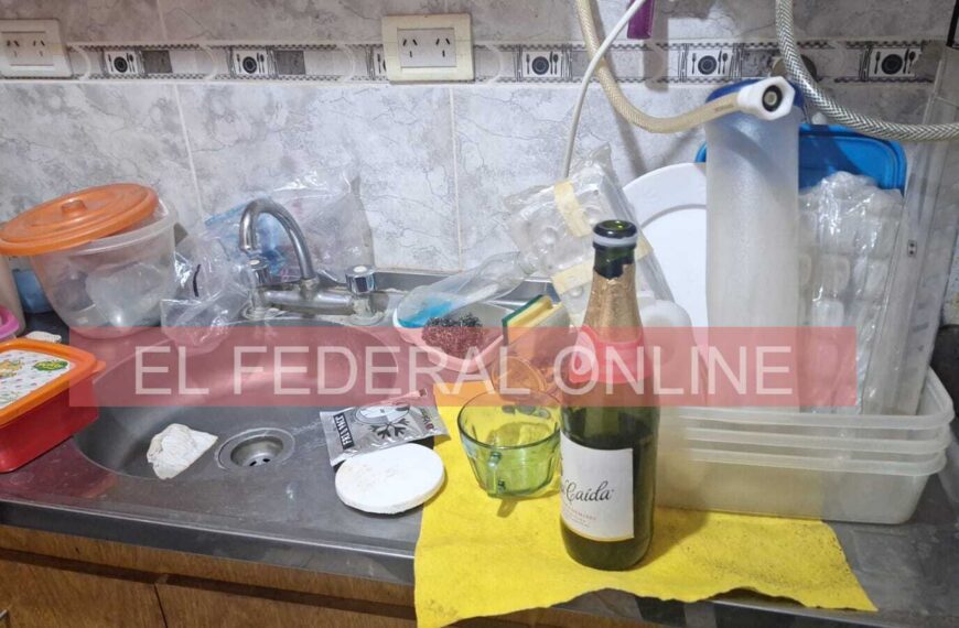 Desvalijaron una vivienda en barrio Urbano 4: tuvieron tiempo de tomarse una sidra y ducharse, y se llevaron hasta el inodoro