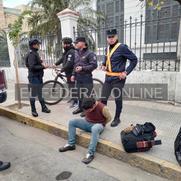 Detienen a un joven con una garrafa robada frente al Paseo Cultural: dijo que era el “hijo del diablo” e hizo amenazas de muerte