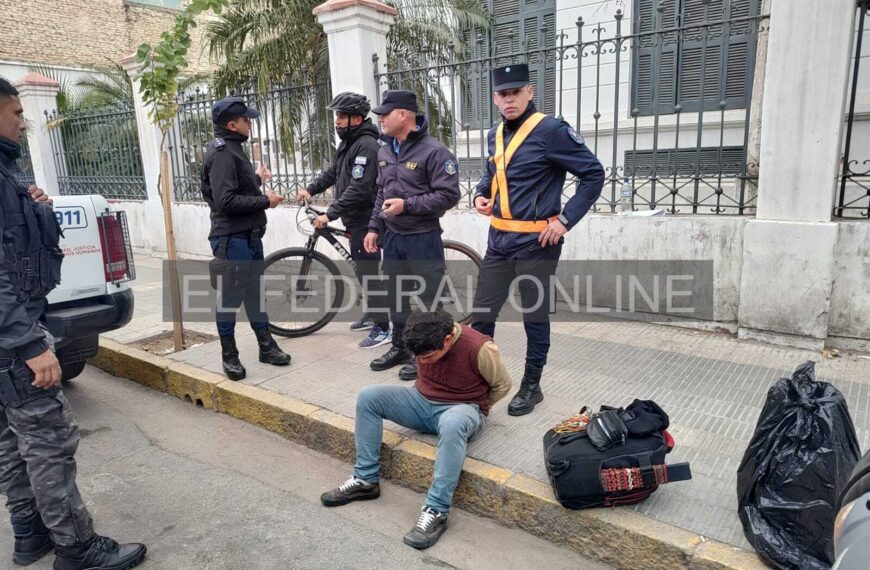 Detienen a un joven con una garrafa robada frente al Paseo Cultural: dijo que era el “hijo del diablo” e hizo amenazas de muerte