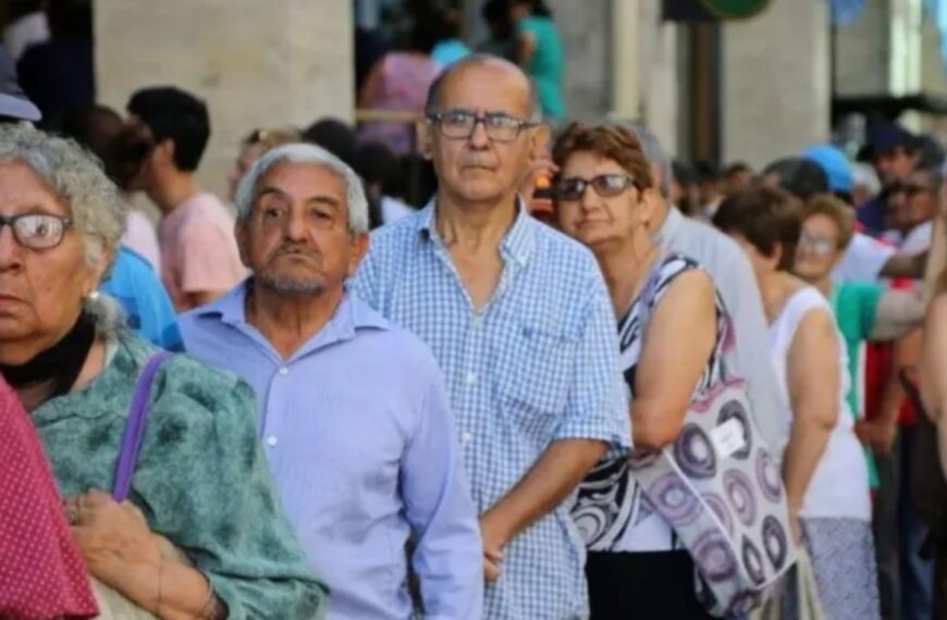 Más jubilados sin aportes que trabajadores activos: el colapso silencioso del sistema previsional argentino