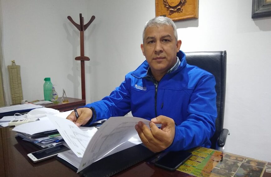 Bronca con el director de Aajalar, Ramón Vera, porque “elige a dedo a quién entregar viviendas”