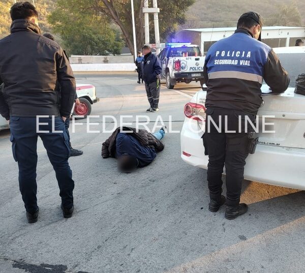 Dijo que era el dueño de un conocido salón de eventos, intentó agredir a policías durante un control en la quebrada y terminó detenido