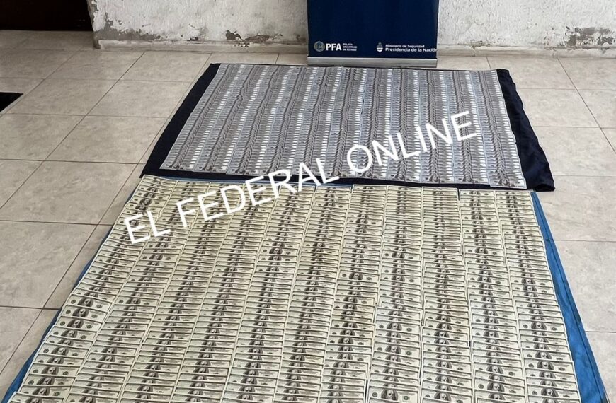 La impresionante foto de los dólares secuestrados a los acusados de robar identidades de empleados de La Rioja para sacar créditos