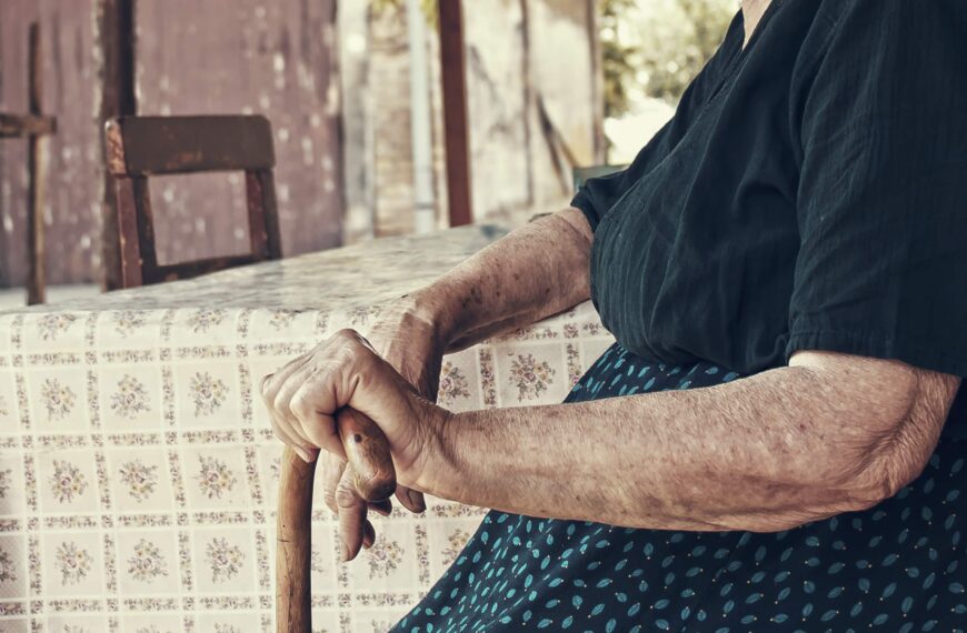 Una abuela se presentó en una radio de La Rioja para vender una virgen de Guadalupe, una cajita y una mesa ratonera para comprar medicamentos
