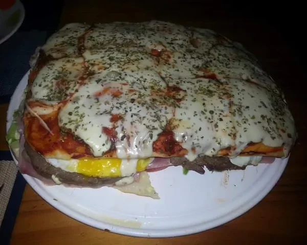 Cliente furioso reclamó por un lomo pizza y generó tensión en el barrio Las Talas: dijo que estaba en mal estado