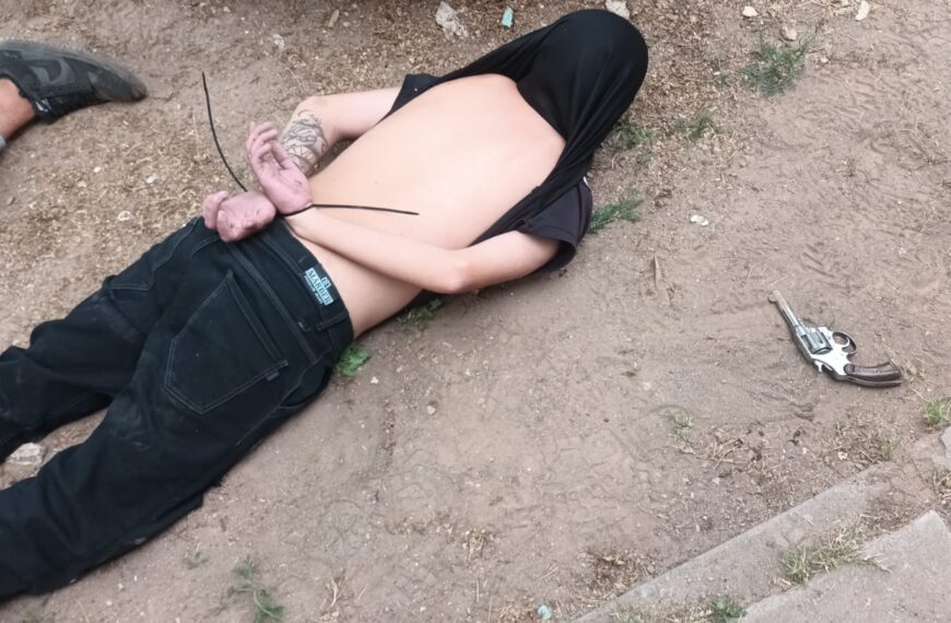 Fumaba un porro en la calle, forcejeó con un policía y se le cayó un arma del bolsillo