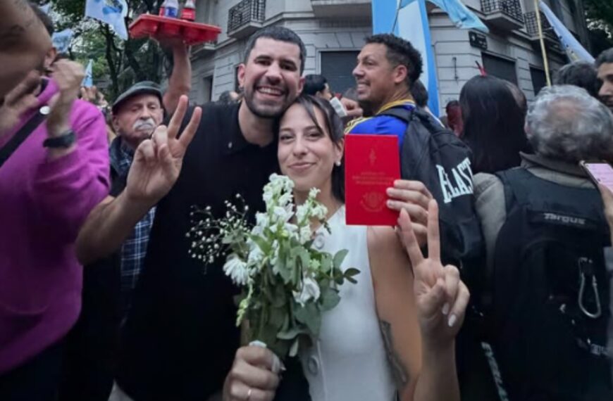 Se casaron en el “Día de la Leatad” peronista y le llevaron el ramo a Cristina