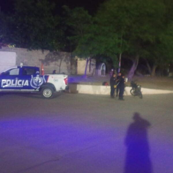 Una moto chocó a una camioneta de la policía que intentó girar en U frente al Parque de la Familia Norte